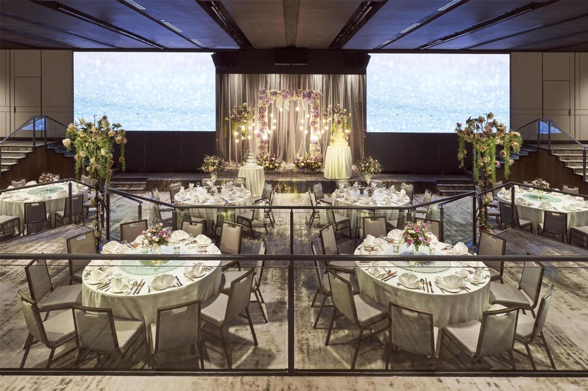 Hilton Orchard Khách sạn 5*